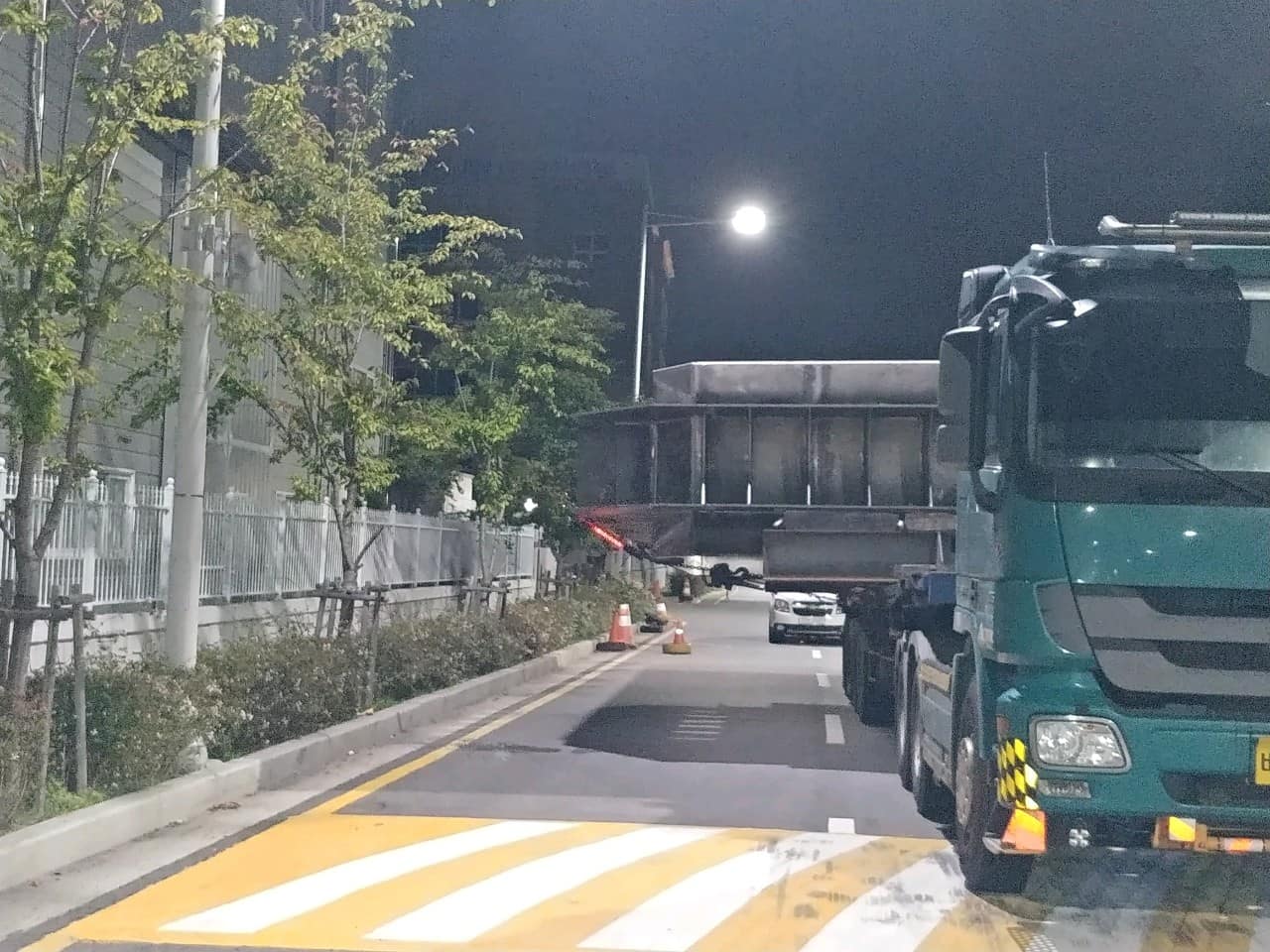 야간 운행 — 협로 구간 통과